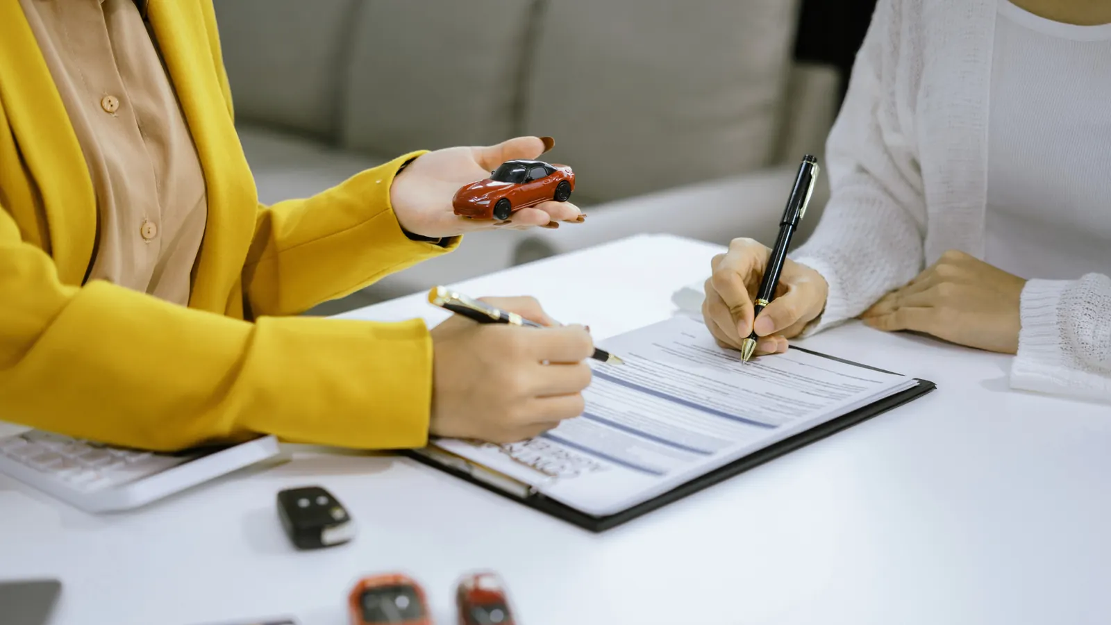 Assinatura de contrato de financiamento de veículo
